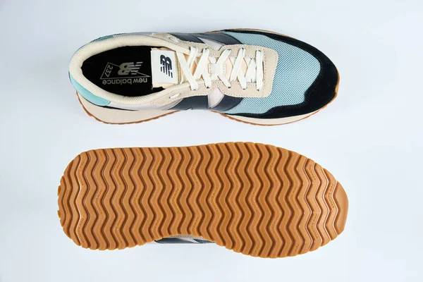 Paar Stylische New Balance Schuhe Modell Ms237Hl1 Auf Weißem Hintergrund — Stockfoto