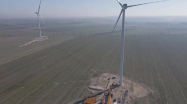 Yeni rüzgar jeneratörü, yel değirmeni bakımı, yel değirmeni kulesi, rüzgar enerjisi ve yenilenebilir enerji üretmek için vinçleri olan inşaat alanı kuruluyor.