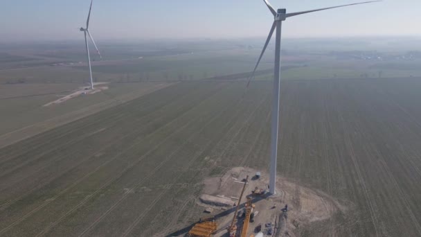 Instalacja Nowego Generatora Wiatru Konserwacja Turbin Wiatrowych Plac Budowy Dźwigami — Wideo stockowe