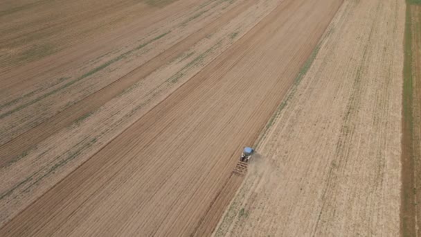 Drone Vliegen Boerderij Trekker Werken Landbouw Veld Kolom Van Stof — Stockvideo