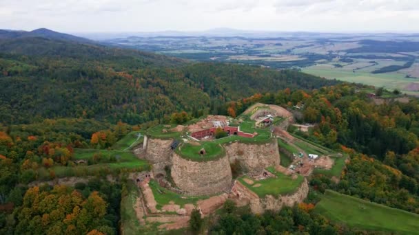 가을에는 하늘을 있습니다 폴란드의 실레지아에 관광객들을 요새의 랜드마크 — 비디오