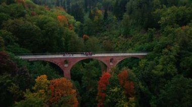 Sonbahar mevsiminde Srebrna Gora 'da viyadük demiryolu. Polonya turistler için bir dönüm noktası. Güzel doğa manzarası