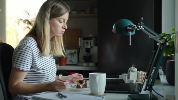 Pause Café Pendant Travail Distance Femme Assise Bureau Mangeant Gâteau — Video