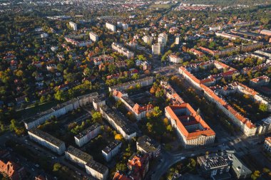 Şehirdeki yerleşim yerlerinin kuş bakışı görüntüsü. Wroclaw 'ın Polonya' daki hava manzarası. Modern Avrupa şehrinin mimarisi