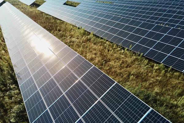 Güneş Bataryası Sahada Güneş Enerjisi Üretimi Için Fotovoltaik Paneller Alternatif — Stok fotoğraf