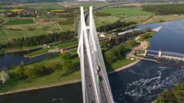 Wroclaw, Polonya 'daki Odra nehri üzerindeki Redzinski köprüsünün insansız hava aracı görüntüsü. Büyük kablo, Avrupa 'da araba trafiği ve kuş bakışı manzaralı köprü vazifesi gördü. Ulaşım altyapısı ve lojistik