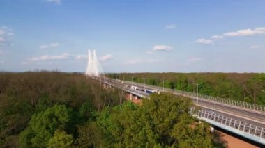 Wroclaw, Polonya 'daki Odra nehri üzerindeki Redzinski köprüsünün insansız hava aracı görüntüsü. Büyük kablo, Avrupa 'da araba trafiği ve kuş bakışı manzaralı köprü vazifesi gördü. Ulaşım altyapısı ve lojistik