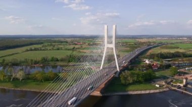 Wroclaw, Polonya 'daki Odra nehri üzerindeki Redzinski köprüsünün insansız hava aracı görüntüsü. Büyük kablo, Avrupa 'da araba trafiği ve kuş bakışı manzaralı köprü vazifesi gördü. Ulaşım altyapısı ve lojistik