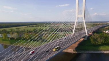 Wroclaw, Polonya 'daki Odra nehri üzerindeki Redzinski köprüsünün insansız hava aracı görüntüsü. Büyük kablo, Avrupa 'da araba trafiği ve kuş bakışı manzaralı köprü vazifesi gördü. Ulaşım altyapısı ve lojistik