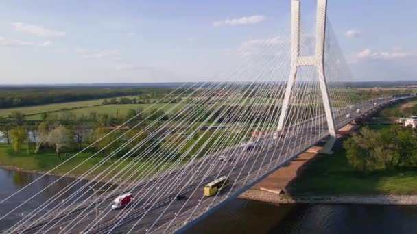 드론으로 폴란드의 오드라 가로지르는 다리를 수있다 케이블은 유럽의 도시에서 시야를 — 비디오