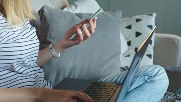 Жінка Фрілансер Працює Домашнього Офісу Жінка Лежить Дивані Використовуючи Ноутбук — стокове відео