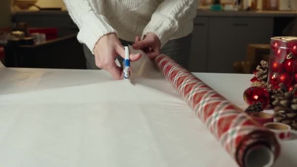 Zamknij Ręce Odcinając Papier Ręczny Nożyczkami Pakowania Prezentu Zimowe Wakacje — Wideo stockowe