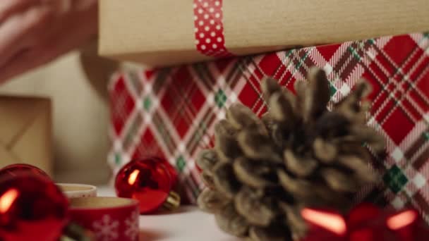 Frau Verpackt Geschenkkarton Mit Bastelpapier Geschenk Für Die Winterferien Vorbereitung — Stockvideo