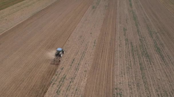 Drone Vliegen Boerderij Trekker Werken Landbouw Veld Kolom Van Stof — Stockvideo