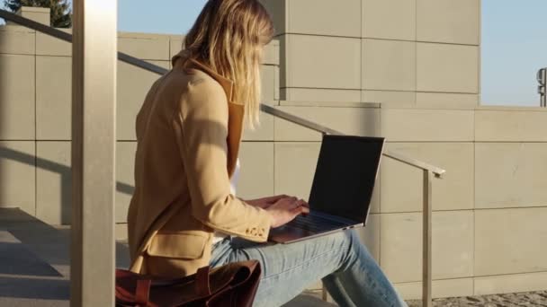 Una Donna Che Lavora Distanza Seduta Sulle Scale City Street — Video Stock