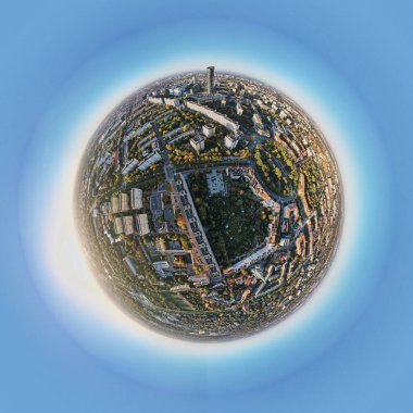 Wroclaw şehrinin küçük panoraması. Yaz sabahı yerleşim bölgeleri ve caddeleri olan modern Avrupa şehrinin havadan görünüşü