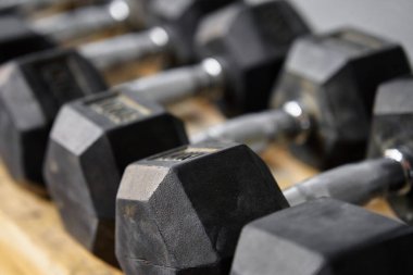 Spor salonunda siyah halterler. Spor egzersizleri için ekipman. Spor aktivitesi ve sağlıklı yaşam tarzı konsepti