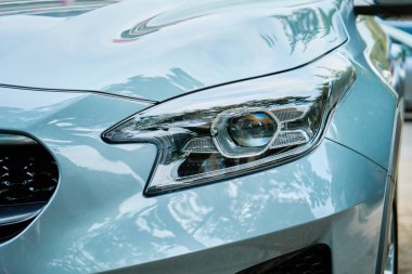 Moder araba farları ve açık hava lambaları. Yeni arabanın bir parçası, turkuaz rengi