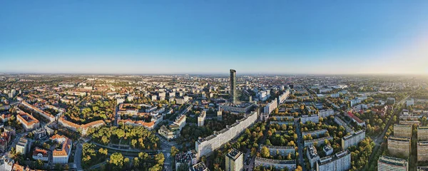 Wroclaw City Panorama 아침에 거리가 유럽의 도시를 공중에서 바라본 — 스톡 사진