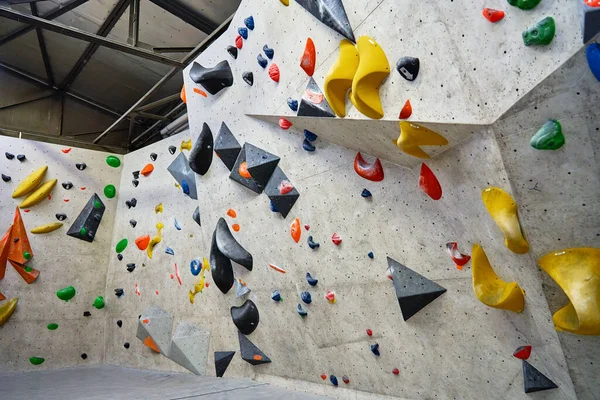 Wand Zum Bouldern Der Sporthalle Mit Griffen Zum Klettern Aktives — Stockfoto