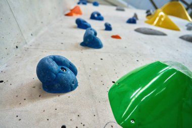 Spor salonunda kaya yapmak için duvar ve tırmanmak için tutuş. Aktif ekstrem spor konsepti
