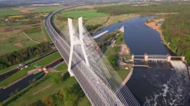 Wroclaw, Polonya 'daki Odra nehri üzerindeki Redzinski köprüsünün insansız hava aracı görüntüsü. Büyük kablo, Avrupa 'da araba trafiği ve kuş bakışı manzaralı köprü vazifesi gördü. Ulaşım altyapısı ve lojistik