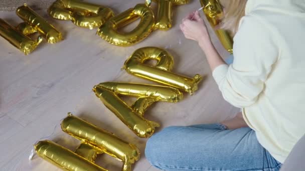 Mulher Recolhe Palavra Feliz Aniversário Balões Chão Sala Estar Preparando — Vídeo de Stock