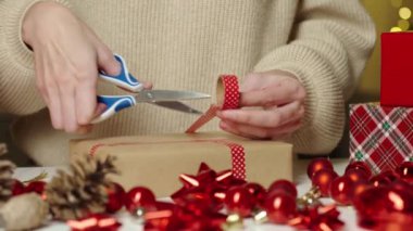 Sıcak kazaklı bir kadın, hediye paketi ve el işi kâğıdı. Kış tatili hediyesi. Noel ve Mutlu Yıllar Kutlaması