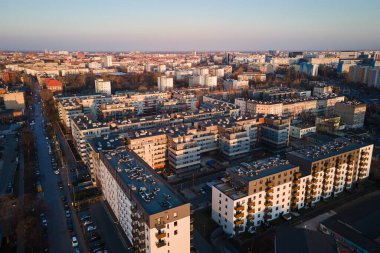 Polonya 'nın Wroclaw şehrindeki modern yerleşim yeri. Modern konut binaları, avluları ve park edilmiş arabaları olan bölge manzarası..