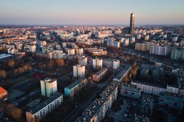 Polonya 'nın Wroclaw şehrindeki modern yerleşim yeri. Modern konut binaları, avluları ve park edilmiş arabaları olan bölge manzarası..