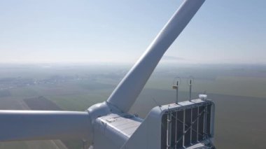 Alandaki rüzgar türbininin kapatılması, yel değirmeni jeneratöründen üretilen yenilenebilir enerji, Avrupa 'daki enerji krizi nedeniyle yeşil rüzgar enerjisinin geliştirilmesi