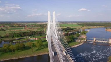 Wroclaw, Polonya 'daki Odra nehri üzerindeki Redzinski köprüsünün insansız hava aracı görüntüsü. Büyük kablo, Avrupa 'da araba trafiği ve kuş bakışı manzaralı köprü vazifesi gördü. Ulaşım altyapısı ve lojistik