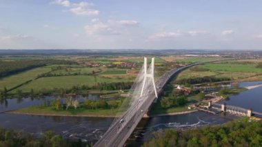 Wroclaw, Polonya 'daki Odra nehri üzerindeki Redzinski köprüsünün insansız hava aracı görüntüsü. Büyük kablo, Avrupa 'da araba trafiği ve kuş bakışı manzaralı köprü vazifesi gördü. Ulaşım altyapısı ve lojistik