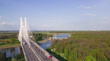 Wroclaw, Polonya 'daki Odra nehri üzerindeki Redzinski köprüsünün insansız hava aracı görüntüsü. Büyük kablo, Avrupa 'da araba trafiği ve kuş bakışı manzaralı köprü vazifesi gördü. Ulaşım altyapısı ve lojistik
