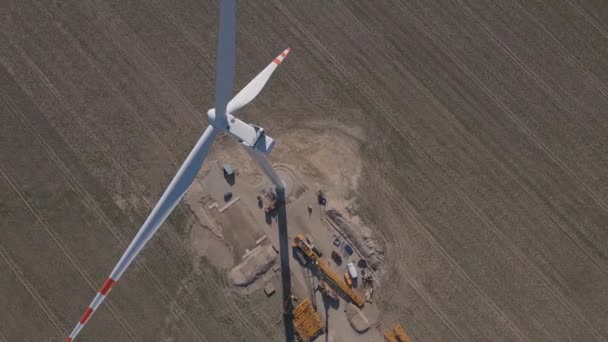 Installatie Van Nieuwe Windgenerator Windmolenonderhoud Bouwplaats Met Kranen Voor Montage — Stockvideo