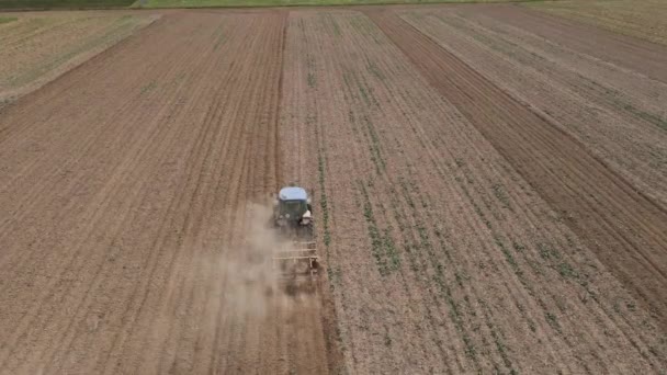 Drone Voando Sobre Trator Agrícola Trabalhando Campo Agrícola Coluna Poeira — Vídeo de Stock