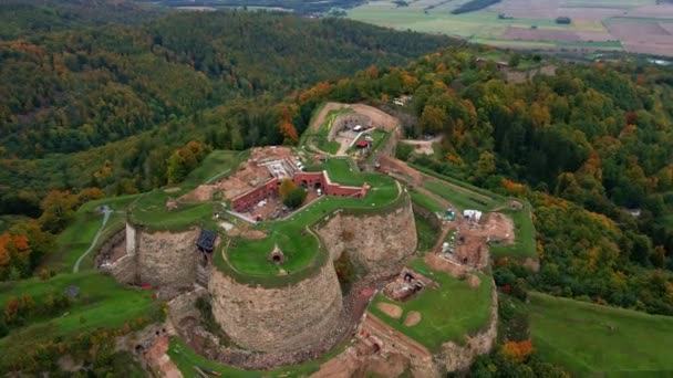 가을에는 하늘을 있습니다 폴란드의 실레지아에 관광객들을 요새의 랜드마크 — 비디오