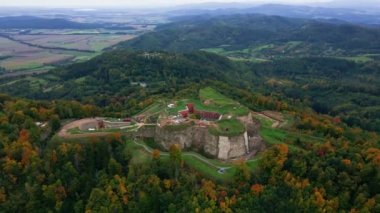 Srebrna Gora kalesi ve sonbahar mevsiminde Sudety dağları, hava aracı manzarası. Polonya 'nın Aşağı Silezya kentindeki turistler için askeri kale simgesi