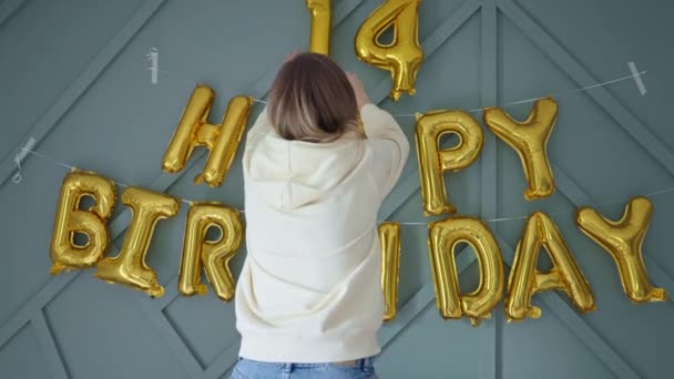 Matka Dekorowanie Salonu Balonami Świętowania Urodzin Dziecka Przyjęcie Domowe Dla — Wideo stockowe