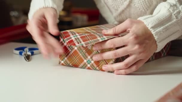 クラフト紙と暖かいセーターの包装ギフトボックスの女性 冬休みのプレゼント クリスマスと新年のお祝い — ストック動画