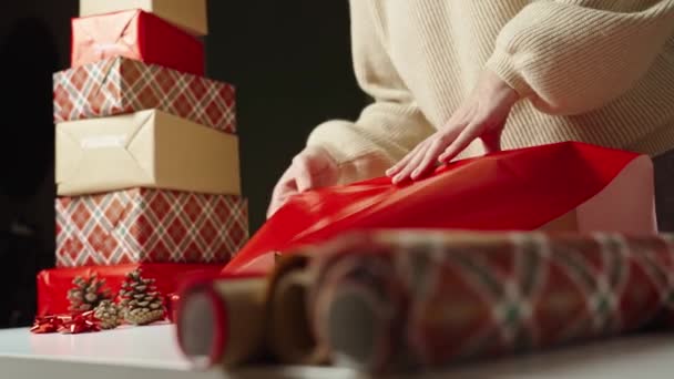 Женщина Теплом Свитере Упаковывает Подарочную Коробку Бумагой Подарок Зимние Каникулы — стоковое видео