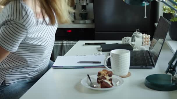 Mulher Senta Mesa Perto Janela Prepara Para Trabalho Home Office — Vídeo de Stock