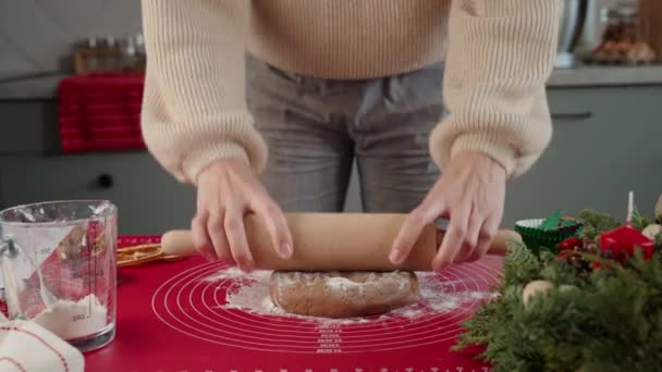 Ženské Ruce Připravují Sušenky Kuchyni Žena Rozválí Perníkové Těsto Pečení — Stock video