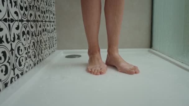 Duş Kabininde Kadın Ayakları Kadın Banyoda Duş Alıyor — Stok video