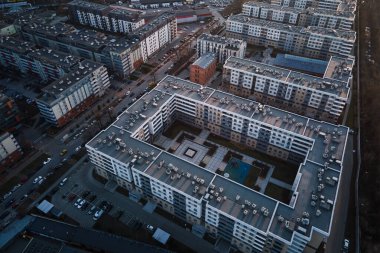 Polonya 'nın Wroclaw şehrindeki modern yerleşim yeri. Modern konut binaları, avluları ve park edilmiş arabaları olan bölge manzarası..