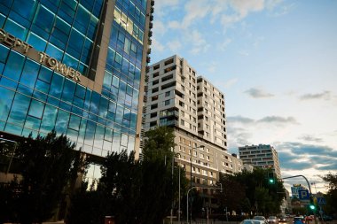 Varşova 'daki idari merkez, şehir merkezindeki ofis binaları, mavi gökyüzüne karşı cam cepheli gökdelenler. Varşova, Polonya - 4 Eylül 2022