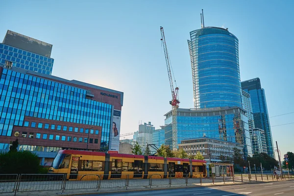 华沙公共交通 黄色的有轨电车与市中心的现代高楼相映成趣 波兰华沙 2022年9月4日 — 图库照片