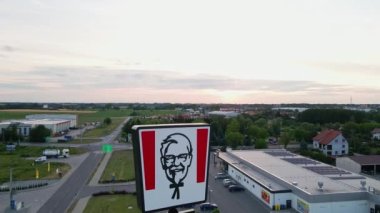KFC logo hava görüntüsü. Restoran fast food zinciri ve kızarmış tavuk. Katy Wroclawskie, Polonya - 17 Haziran 2022