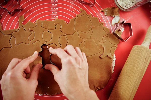 진저브레드 쿠키를 부엌에서 준비하는 겨울철 쿠키를 만들기 반죽을 자르는 여성들의 — 스톡 사진