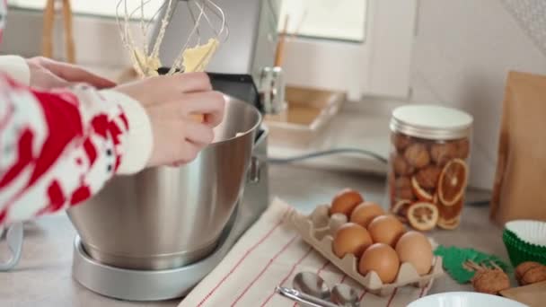 Mulher Preparando Massa Para Biscoitos Casa Cozinha Mãos Femininas Usam — Vídeo de Stock
